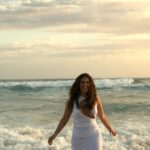 Paolla Oliveira Instagram - Esse foi ano foi como um mar lindo e revolto. Aprendi que tirar cascas faz a gente encontrar coragem. Que tem coisa que a gente precisa enfrentar de frente e que pra todas as outras é assimilar que não comandamos mesmo muita coisa nessa vida. Tenho percebido que é possível tentar subverter o tempo, as lógicas, aumentando o amor e percebendo as possibilidades de não me deixar ficar amarga ou triste. Quero ser próspera o ano todo, quero fogos de artifício quando der um abraço em quem amo, quero ondas, mas de frio da barriga com as pequenas alegrias da vida. Um pouco de tradição e um pouco de disrupção. Nao quero ficar fazendo tantos planos sem agir na direção deles. Meu tempo é agora e meu ano novo recomeça toda vez que eu me movo na direção dele. Desejando tudo de mais lindo pros recomeços de vocês também… 🤍