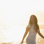 Paolla Oliveira Instagram - Esse foi ano foi como um mar lindo e revolto. Aprendi que tirar cascas faz a gente encontrar coragem. Que tem coisa que a gente precisa enfrentar de frente e que pra todas as outras é assimilar que não comandamos mesmo muita coisa nessa vida. Tenho percebido que é possível tentar subverter o tempo, as lógicas, aumentando o amor e percebendo as possibilidades de não me deixar ficar amarga ou triste. Quero ser próspera o ano todo, quero fogos de artifício quando der um abraço em quem amo, quero ondas, mas de frio da barriga com as pequenas alegrias da vida. Um pouco de tradição e um pouco de disrupção. Nao quero ficar fazendo tantos planos sem agir na direção deles. Meu tempo é agora e meu ano novo recomeça toda vez que eu me movo na direção dele. Desejando tudo de mais lindo pros recomeços de vocês também… 🤍
