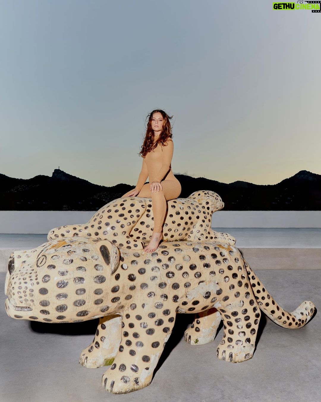 Paolla Oliveira Instagram - A fé de ser encantada, onça loba, onça alada. 🐆🖤 Rio de Janeiro, Rio de Janeiro