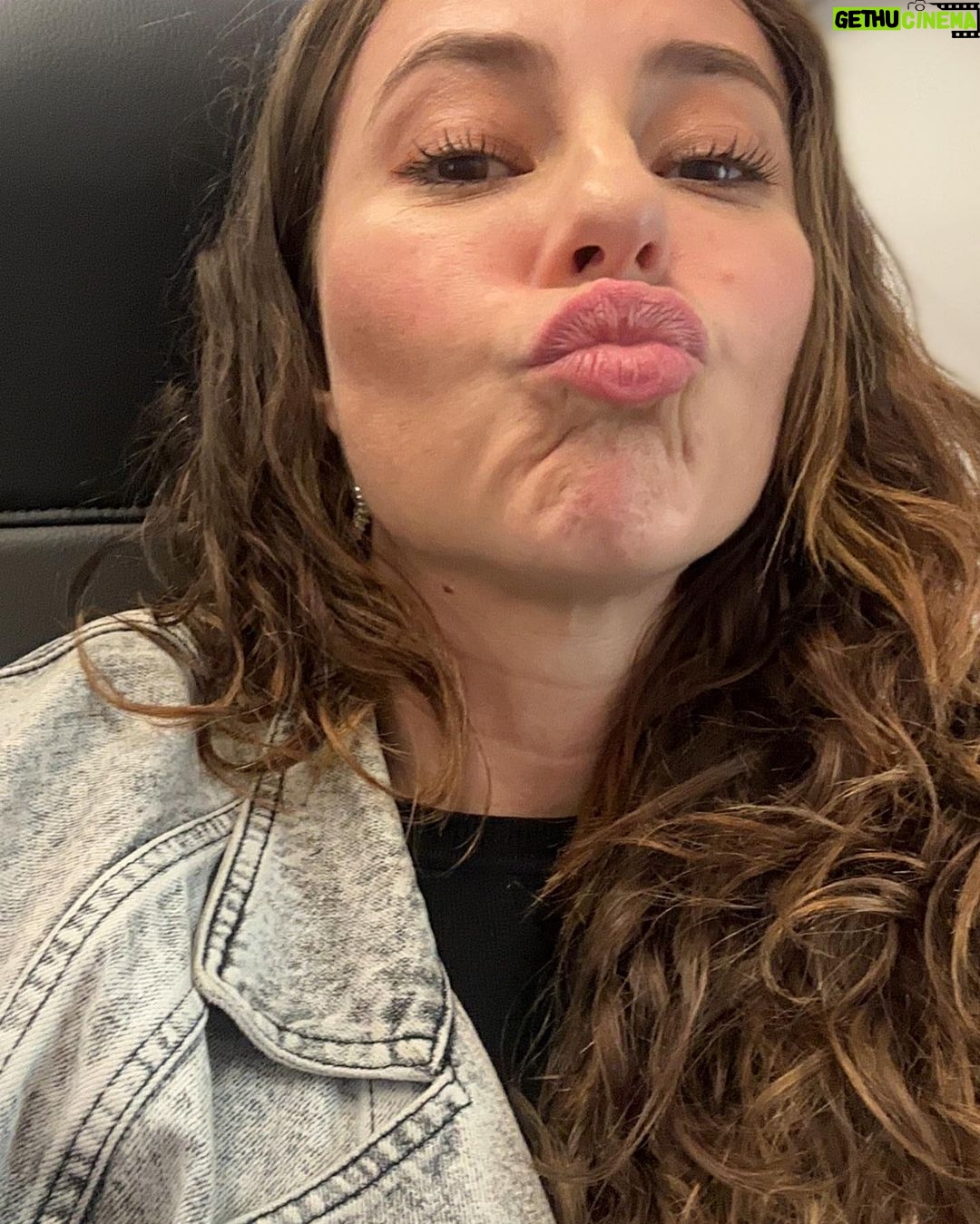 Paolla Oliveira Instagram - Olhei minhas fotos aqui e achei esse monte de selfie, nem sabia que fazia tanta foto de mim mesma hahahah Autorretratos que olhei, alguns gostei, em outros achei defeitos, em outros memórias, uns me amei… Mas em todos busquei um olhar gentil sobre mim e mais consciente sobre esse mundo doido que nos compara o tempo todo. Mesmo quando gente não se dá conta, já estamos fazendo parte do todo. Então bom domingo pra gente, especialmente pra nós, mulheres únicas, maravilhosas e despertas 🤍😏