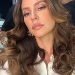Paolla Oliveira Instagram - Olhei minhas fotos aqui e achei esse monte de selfie, nem sabia que fazia tanta foto de mim mesma hahahah Autorretratos que olhei, alguns gostei, em outros achei defeitos, em outros memórias, uns me amei… Mas em todos busquei um olhar gentil sobre mim e mais consciente sobre esse mundo doido que nos compara o tempo todo. Mesmo quando gente não se dá conta, já estamos fazendo parte do todo. Então bom domingo pra gente, especialmente pra nós, mulheres únicas, maravilhosas e despertas 🤍😏