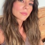 Paolla Oliveira Instagram - Olhei minhas fotos aqui e achei esse monte de selfie, nem sabia que fazia tanta foto de mim mesma hahahah Autorretratos que olhei, alguns gostei, em outros achei defeitos, em outros memórias, uns me amei… Mas em todos busquei um olhar gentil sobre mim e mais consciente sobre esse mundo doido que nos compara o tempo todo. Mesmo quando gente não se dá conta, já estamos fazendo parte do todo. Então bom domingo pra gente, especialmente pra nós, mulheres únicas, maravilhosas e despertas 🤍😏