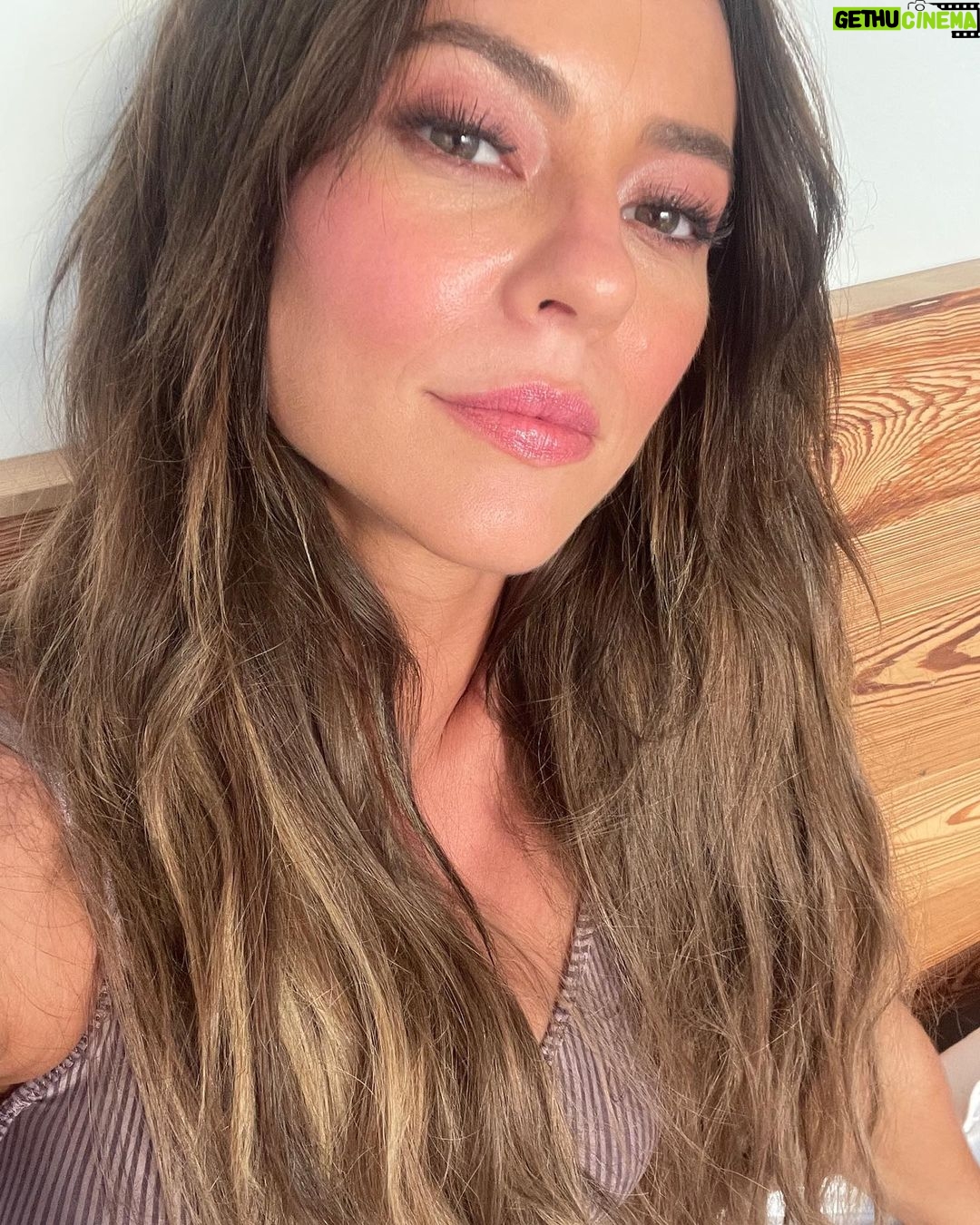 Paolla Oliveira Instagram - Olhei minhas fotos aqui e achei esse monte de selfie, nem sabia que fazia tanta foto de mim mesma hahahah Autorretratos que olhei, alguns gostei, em outros achei defeitos, em outros memórias, uns me amei… Mas em todos busquei um olhar gentil sobre mim e mais consciente sobre esse mundo doido que nos compara o tempo todo. Mesmo quando gente não se dá conta, já estamos fazendo parte do todo. Então bom domingo pra gente, especialmente pra nós, mulheres únicas, maravilhosas e despertas 🤍😏