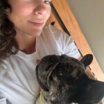 Paolla Oliveira Instagram - Olhei minhas fotos aqui e achei esse monte de selfie, nem sabia que fazia tanta foto de mim mesma hahahah Autorretratos que olhei, alguns gostei, em outros achei defeitos, em outros memórias, uns me amei… Mas em todos busquei um olhar gentil sobre mim e mais consciente sobre esse mundo doido que nos compara o tempo todo. Mesmo quando gente não se dá conta, já estamos fazendo parte do todo. Então bom domingo pra gente, especialmente pra nós, mulheres únicas, maravilhosas e despertas 🤍😏