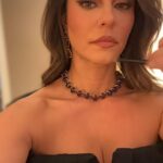 Paolla Oliveira Instagram - Olhei minhas fotos aqui e achei esse monte de selfie, nem sabia que fazia tanta foto de mim mesma hahahah Autorretratos que olhei, alguns gostei, em outros achei defeitos, em outros memórias, uns me amei… Mas em todos busquei um olhar gentil sobre mim e mais consciente sobre esse mundo doido que nos compara o tempo todo. Mesmo quando gente não se dá conta, já estamos fazendo parte do todo. Então bom domingo pra gente, especialmente pra nós, mulheres únicas, maravilhosas e despertas 🤍😏