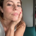 Paolla Oliveira Instagram - Olhei minhas fotos aqui e achei esse monte de selfie, nem sabia que fazia tanta foto de mim mesma hahahah Autorretratos que olhei, alguns gostei, em outros achei defeitos, em outros memórias, uns me amei… Mas em todos busquei um olhar gentil sobre mim e mais consciente sobre esse mundo doido que nos compara o tempo todo. Mesmo quando gente não se dá conta, já estamos fazendo parte do todo. Então bom domingo pra gente, especialmente pra nós, mulheres únicas, maravilhosas e despertas 🤍😏