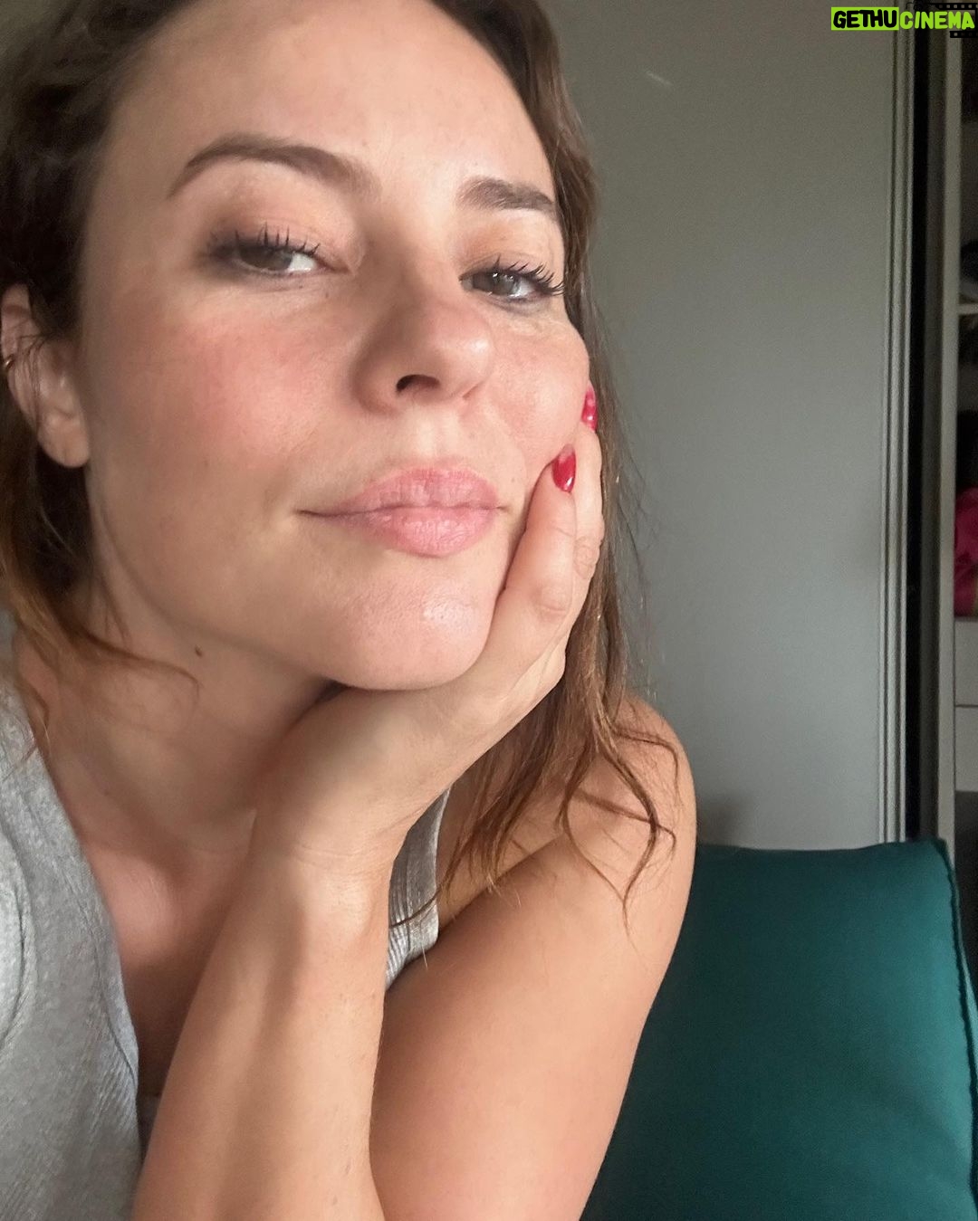 Paolla Oliveira Instagram - Olhei minhas fotos aqui e achei esse monte de selfie, nem sabia que fazia tanta foto de mim mesma hahahah Autorretratos que olhei, alguns gostei, em outros achei defeitos, em outros memórias, uns me amei… Mas em todos busquei um olhar gentil sobre mim e mais consciente sobre esse mundo doido que nos compara o tempo todo. Mesmo quando gente não se dá conta, já estamos fazendo parte do todo. Então bom domingo pra gente, especialmente pra nós, mulheres únicas, maravilhosas e despertas 🤍😏