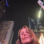 Paolla Oliveira Instagram - Olhei minhas fotos aqui e achei esse monte de selfie, nem sabia que fazia tanta foto de mim mesma hahahah Autorretratos que olhei, alguns gostei, em outros achei defeitos, em outros memórias, uns me amei… Mas em todos busquei um olhar gentil sobre mim e mais consciente sobre esse mundo doido que nos compara o tempo todo. Mesmo quando gente não se dá conta, já estamos fazendo parte do todo. Então bom domingo pra gente, especialmente pra nós, mulheres únicas, maravilhosas e despertas 🤍😏