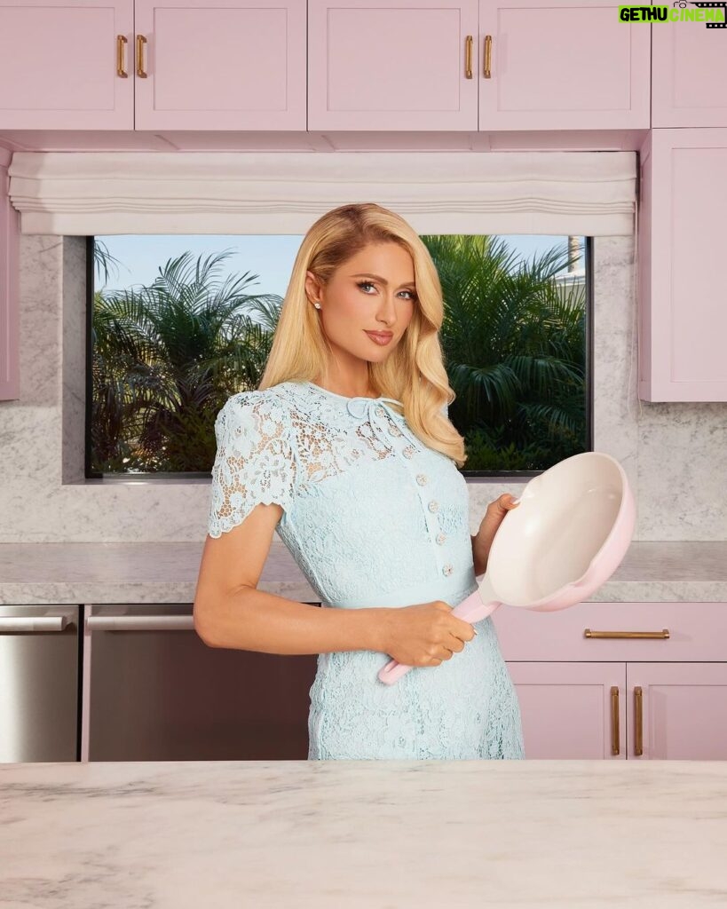 Paris Hilton Instagram - Cookware even my pups Diamond and Baby approve of 🐶💖 🐶 Now that’s hot 😉🔥 Shop my #BeAnIcon line at @Walmart now! 👩🏼‍🍳 #CookingWithParis