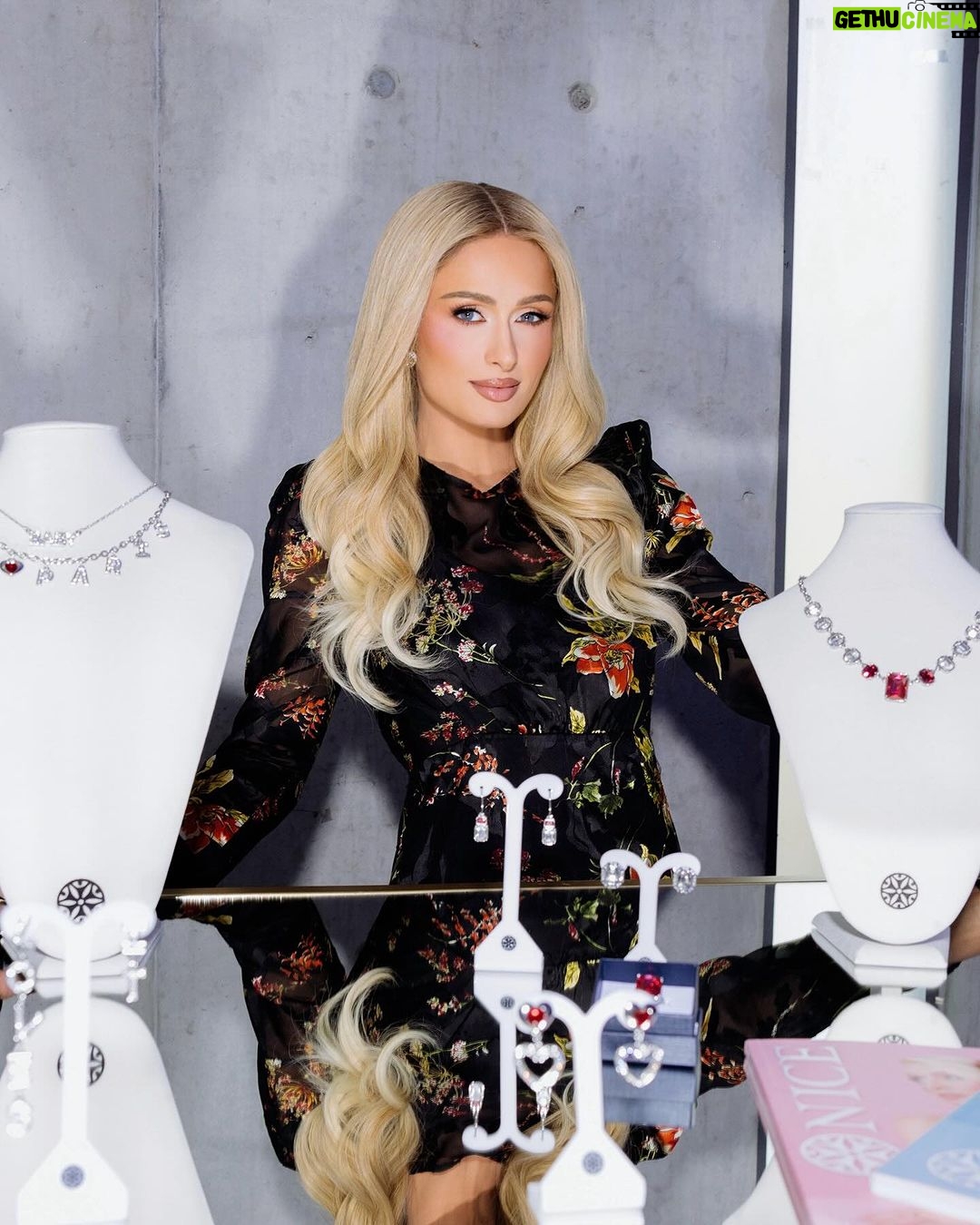 Paris Hilton Instagram - Celebrating my iconic jewelry line with my @NiceAndBella family! π My collection adds the perfect sparkle to any day β¨π Shop it now at the link in my bio! #Sliving Monterrey, Nuevo Leon, Mexico