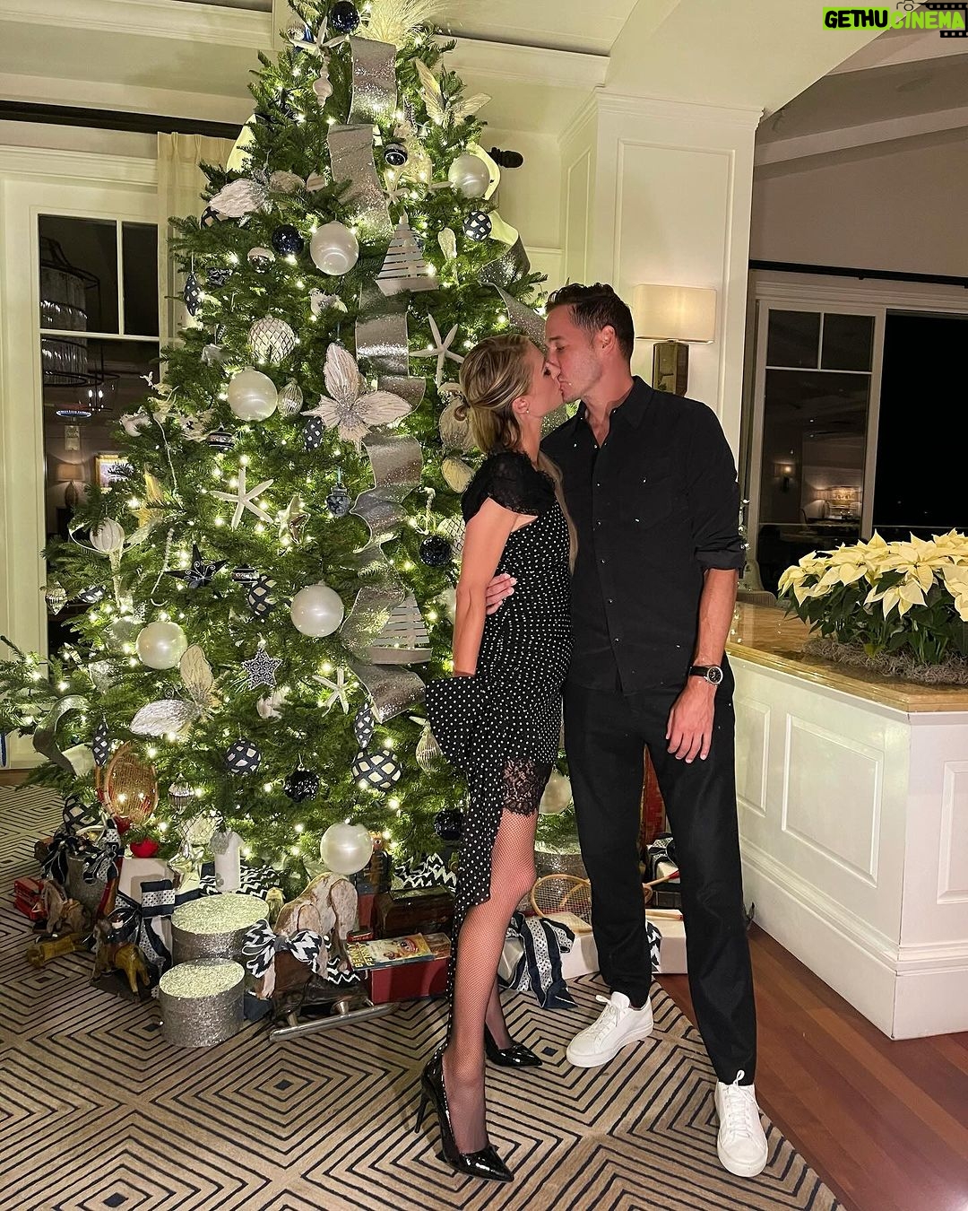 Paris Hilton Instagram - Happy almost #Slivmas! β¨β¨I canβt believe I get to share the magic of the holidays with both my babies for the first time! πππ₯Ή How are you celebrating Slivmas? π
π»π #Sliving