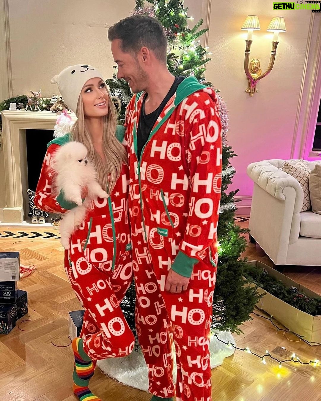 Paris Hilton Instagram - Happy almost #Slivmas! β¨β¨I canβt believe I get to share the magic of the holidays with both my babies for the first time! πππ₯Ή How are you celebrating Slivmas? π
π»π #Sliving
