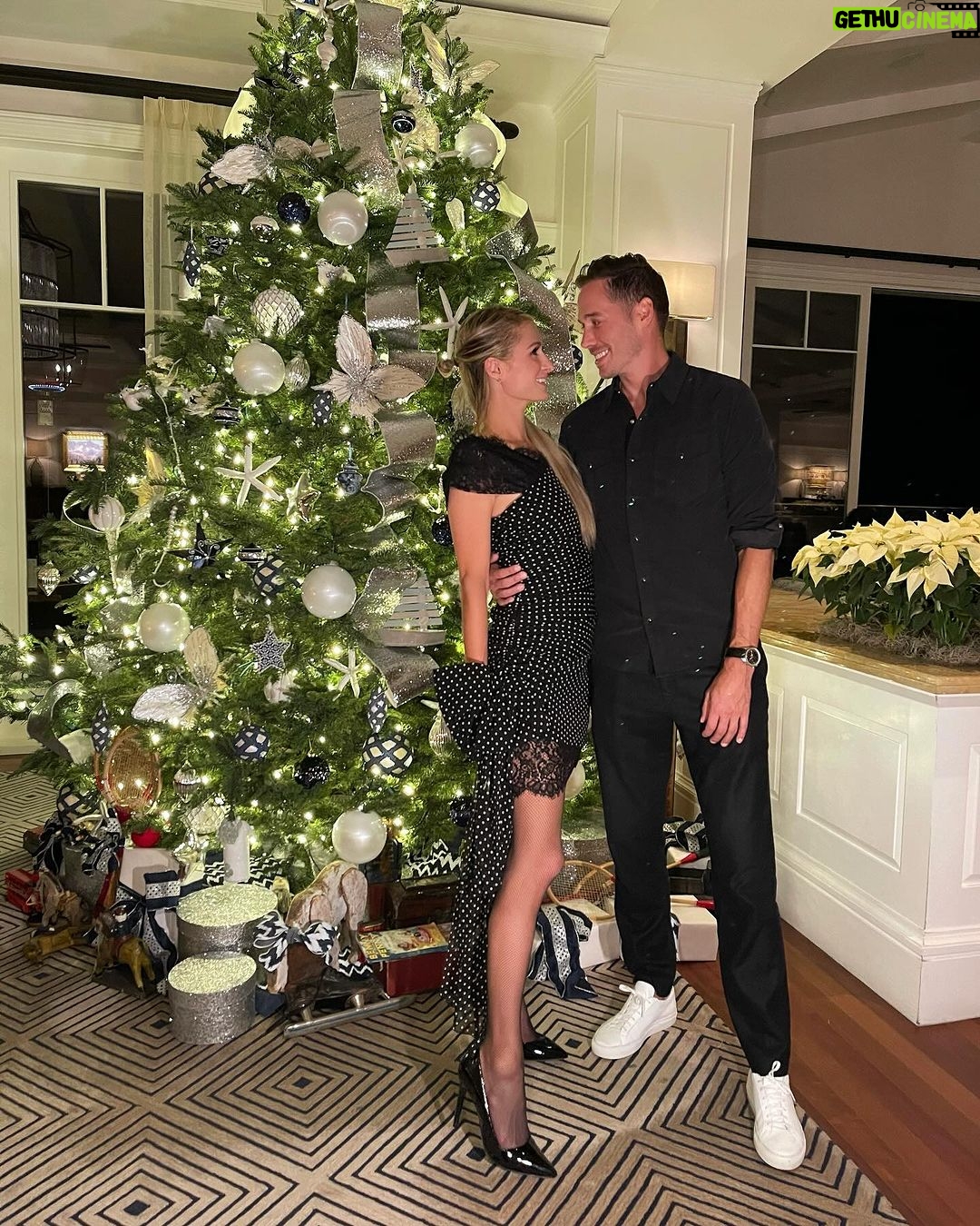 Paris Hilton Instagram - Happy almost #Slivmas! β¨β¨I canβt believe I get to share the magic of the holidays with both my babies for the first time! πππ₯Ή How are you celebrating Slivmas? π
π»π #Sliving