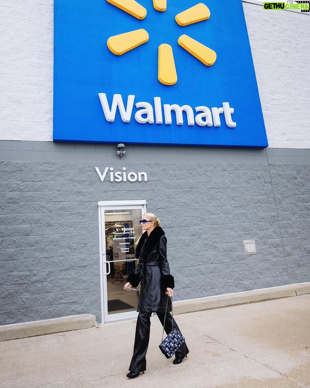 Paris Hilton Instagram - What is @Walmart? Oh right... that’s where they sell Paris Hilton Cookware! 💕🍳 What is your favorite piece in my new collection? ☺️ #ParisHiltonCookware #ThatsHot