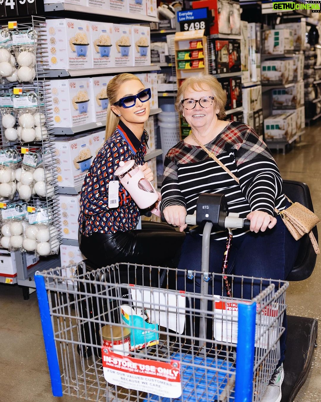 Paris Hilton Instagram - What is @Walmart? Oh right... that’s where they sell Paris Hilton Cookware! 💕🍳 What is your favorite piece in my new collection? ☺️ #ParisHiltonCookware #ThatsHot
