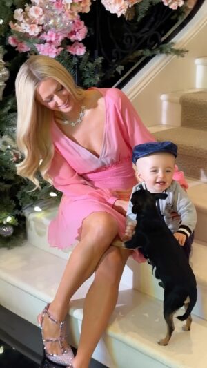 Paris Hilton Instagram - When your baby loves puppies as much as you do ✨💙🐶🥹 #Slivmas #ThatsHot
#SlivingMom ✨