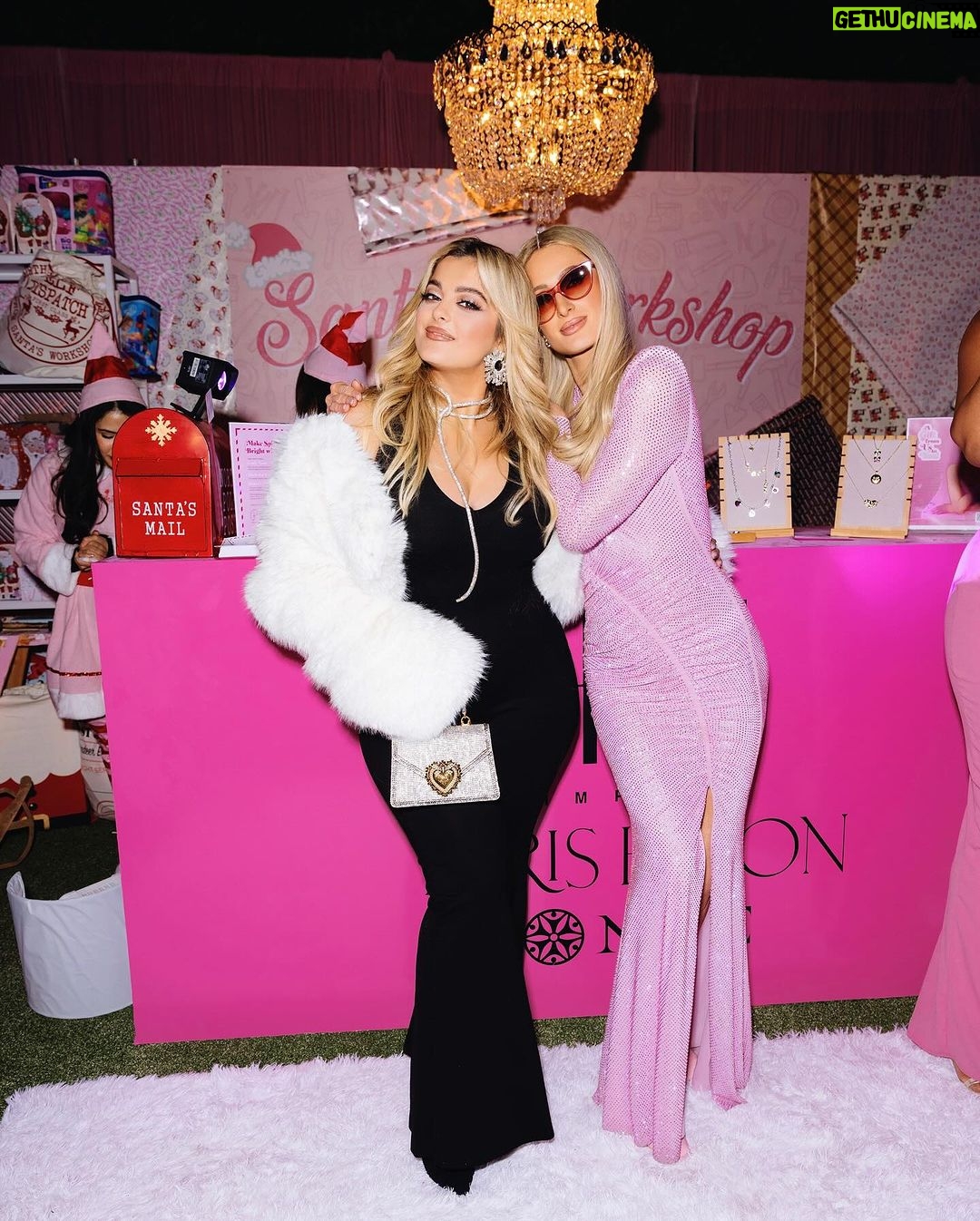 Paris Hilton Instagram - Had the most epic night celebrating the release of Paris in Love with the best of friends 💘 Stream now on @Peacock!!💗 #Slivmas 🔥 Beverly Hills, California