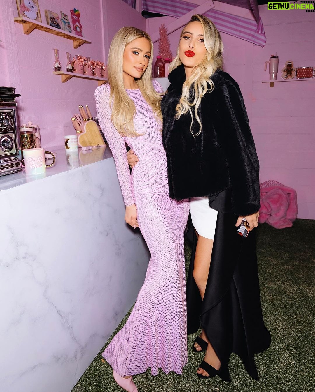 Paris Hilton Instagram - Had the most epic night celebrating the release of Paris in Love with the best of friends 💘 Stream now on @Peacock!!💗 #Slivmas 🔥 Beverly Hills, California