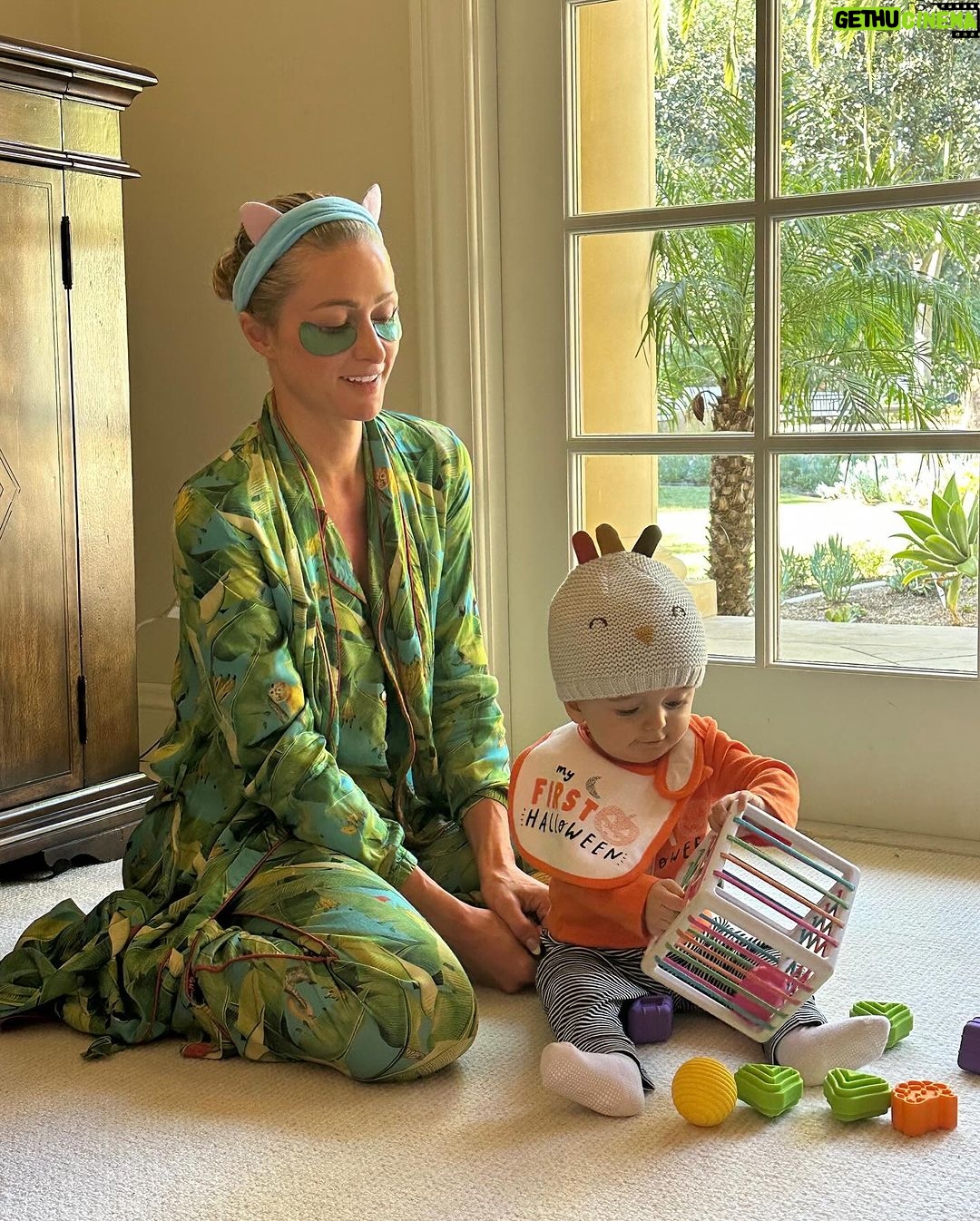 Paris Hilton Instagram - #HappyThanksgiving! 🦃 I am so grateful for this beautiful life🥹 This year has brought so many amazing blessings, the most incredible being becoming a mom.🥰 I am truly so thankful to be surrounded by such an incredible family, supportive friends and a loving husband.😍 To many more years of love and thanks! 🍁Tag someone you're thankful for in the comments #SlivingMom