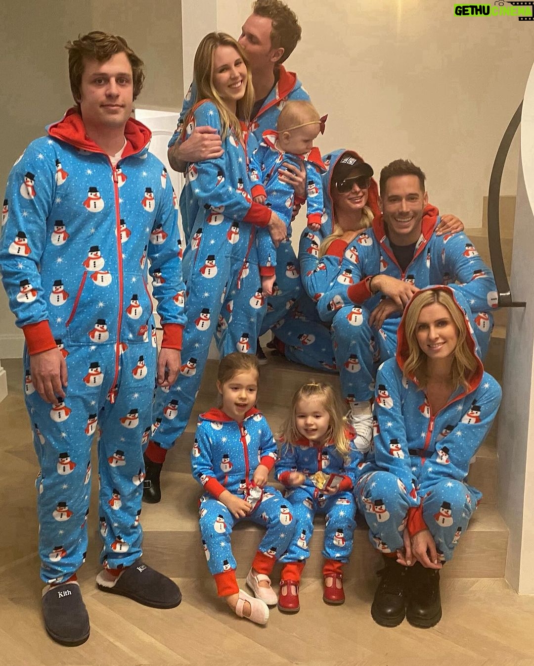 Paris Hilton Instagram - #HappyThanksgiving! 🦃 I am so grateful for this beautiful life🥹 This year has brought so many amazing blessings, the most incredible being becoming a mom.🥰 I am truly so thankful to be surrounded by such an incredible family, supportive friends and a loving husband.😍 To many more years of love and thanks! 🍁Tag someone you're thankful for in the comments #SlivingMom