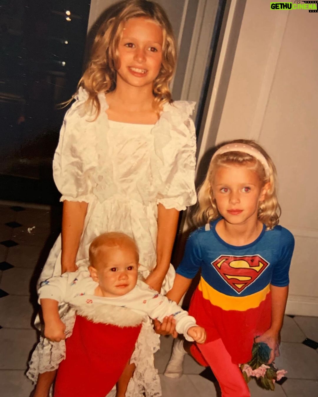 Paris Hilton Instagram - #HappyThanksgiving! 🦃 I am so grateful for this beautiful life🥹 This year has brought so many amazing blessings, the most incredible being becoming a mom.🥰 I am truly so thankful to be surrounded by such an incredible family, supportive friends and a loving husband.😍 To many more years of love and thanks! 🍁Tag someone you're thankful for in the comments #SlivingMom