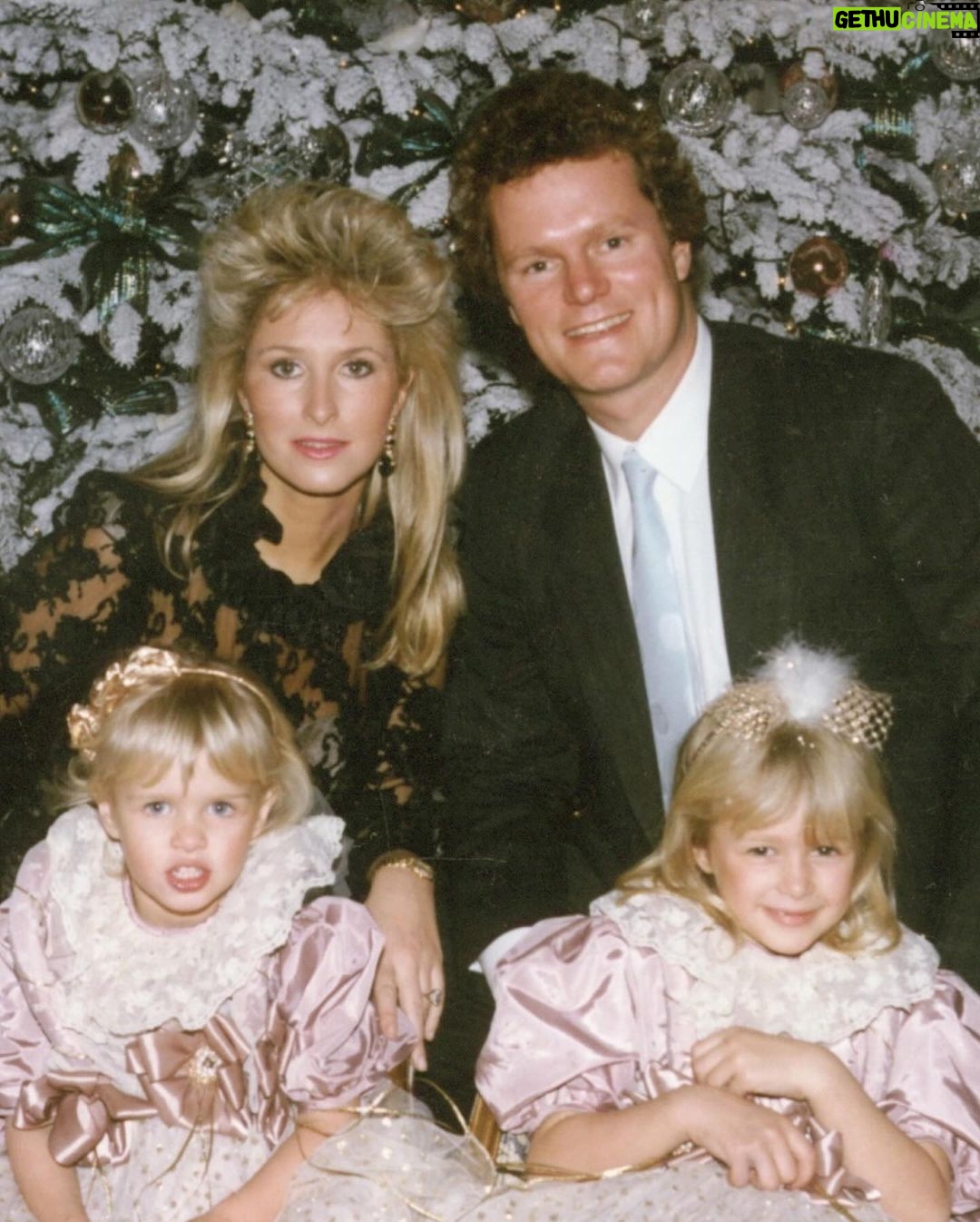 Paris Hilton Instagram - #HappyThanksgiving! 🦃 I am so grateful for this beautiful life🥹 This year has brought so many amazing blessings, the most incredible being becoming a mom.🥰 I am truly so thankful to be surrounded by such an incredible family, supportive friends and a loving husband.😍 To many more years of love and thanks! 🍁Tag someone you're thankful for in the comments #SlivingMom