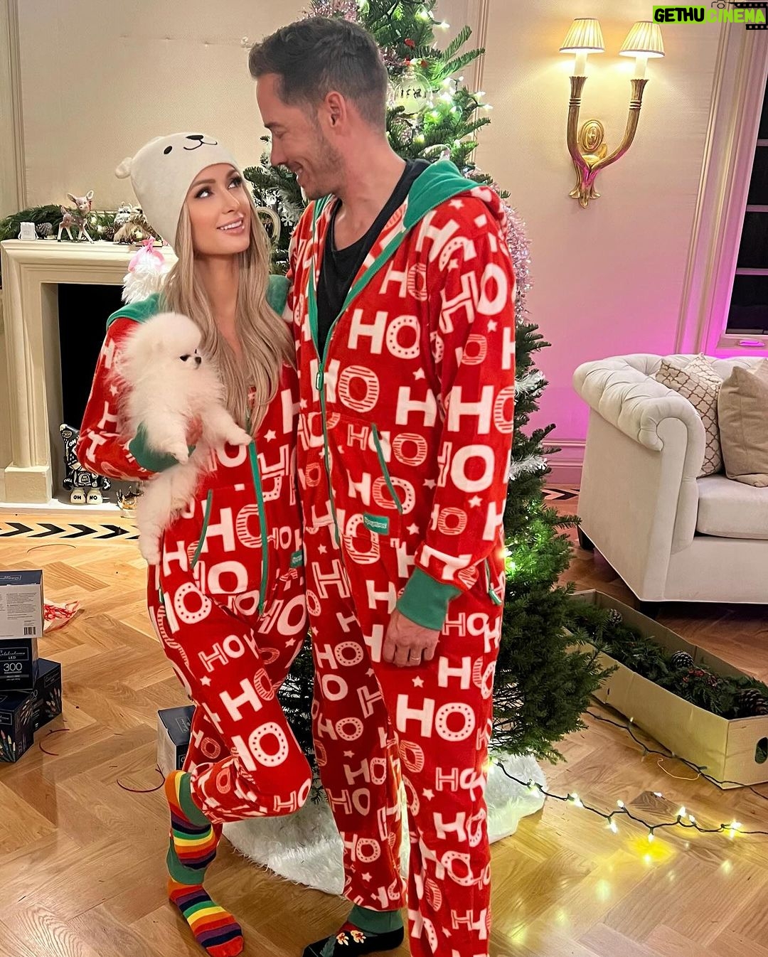 Paris Hilton Instagram - #HappyThanksgiving! 🦃 I am so grateful for this beautiful life🥹 This year has brought so many amazing blessings, the most incredible being becoming a mom.🥰 I am truly so thankful to be surrounded by such an incredible family, supportive friends and a loving husband.😍 To many more years of love and thanks! 🍁Tag someone you're thankful for in the comments #SlivingMom