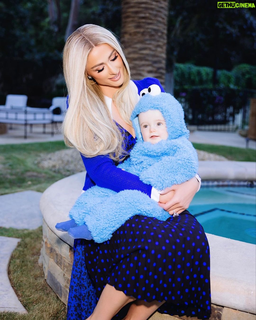 Paris Hilton - 1.1 Million Likes - I think I might have an addiction to baby costumes 😂 I can’t help it!! 🥹💙👶🏼 #CookieMonster
#SlivingMom ✨