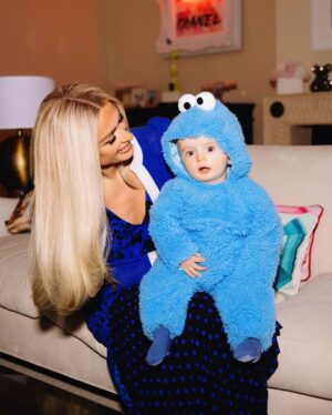 Paris Hilton Instagram - I think I might have an addiction to baby costumes 😂 I can’t help it!! 🥹💙👶🏼 #CookieMonster
#SlivingMom ✨