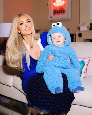 Paris Hilton Instagram - I think I might have an addiction to baby costumes 😂 I can’t help it!! 🥹💙👶🏼 #CookieMonster
#SlivingMom ✨