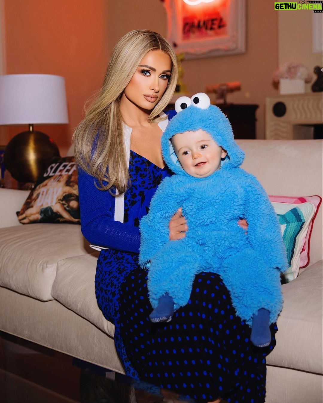 Paris Hilton - 1.1 Million Likes - I think I might have an addiction to baby costumes 😂 I can’t help it!! 🥹💙👶🏼 #CookieMonster
#SlivingMom ✨