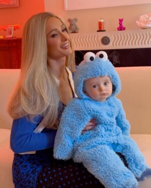 Paris Hilton Instagram - I think I might have an addiction to baby costumes 😂 I can’t help it!! 🥹💙👶🏼 #CookieMonster
#SlivingMom ✨