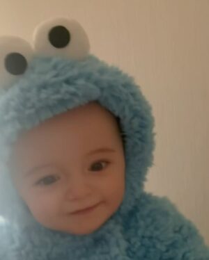 Paris Hilton Instagram - I think I might have an addiction to baby costumes 😂 I can’t help it!! 🥹💙👶🏼 #CookieMonster
#SlivingMom ✨