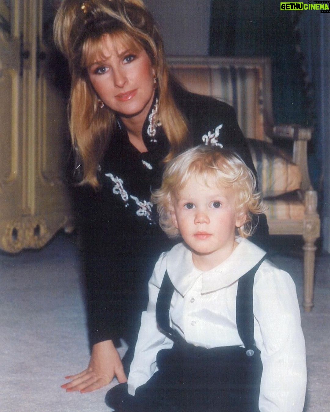 Paris Hilton Instagram - Happy Birthday to my amazing brother @BarronHilton! 🎈🎂🎈 It’s so special watching you become the incredible father you are and to be your big sis🥹 Love you so much🥰