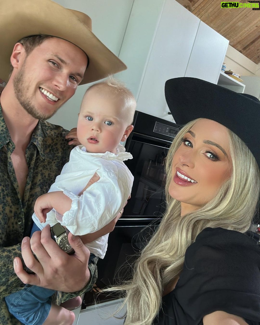 Paris Hilton Instagram - Happy Birthday to my amazing brother @BarronHilton! 🎈🎂🎈 It’s so special watching you become the incredible father you are and to be your big sis🥹 Love you so much🥰
