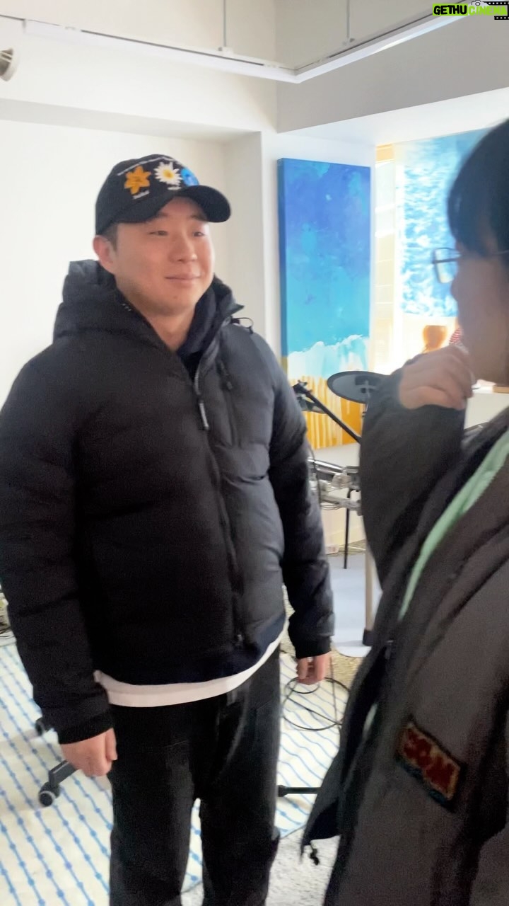 Park Moon-chi Instagram - 아이돌을 바로앞에서 본 경호원 반응ㅋㅋ