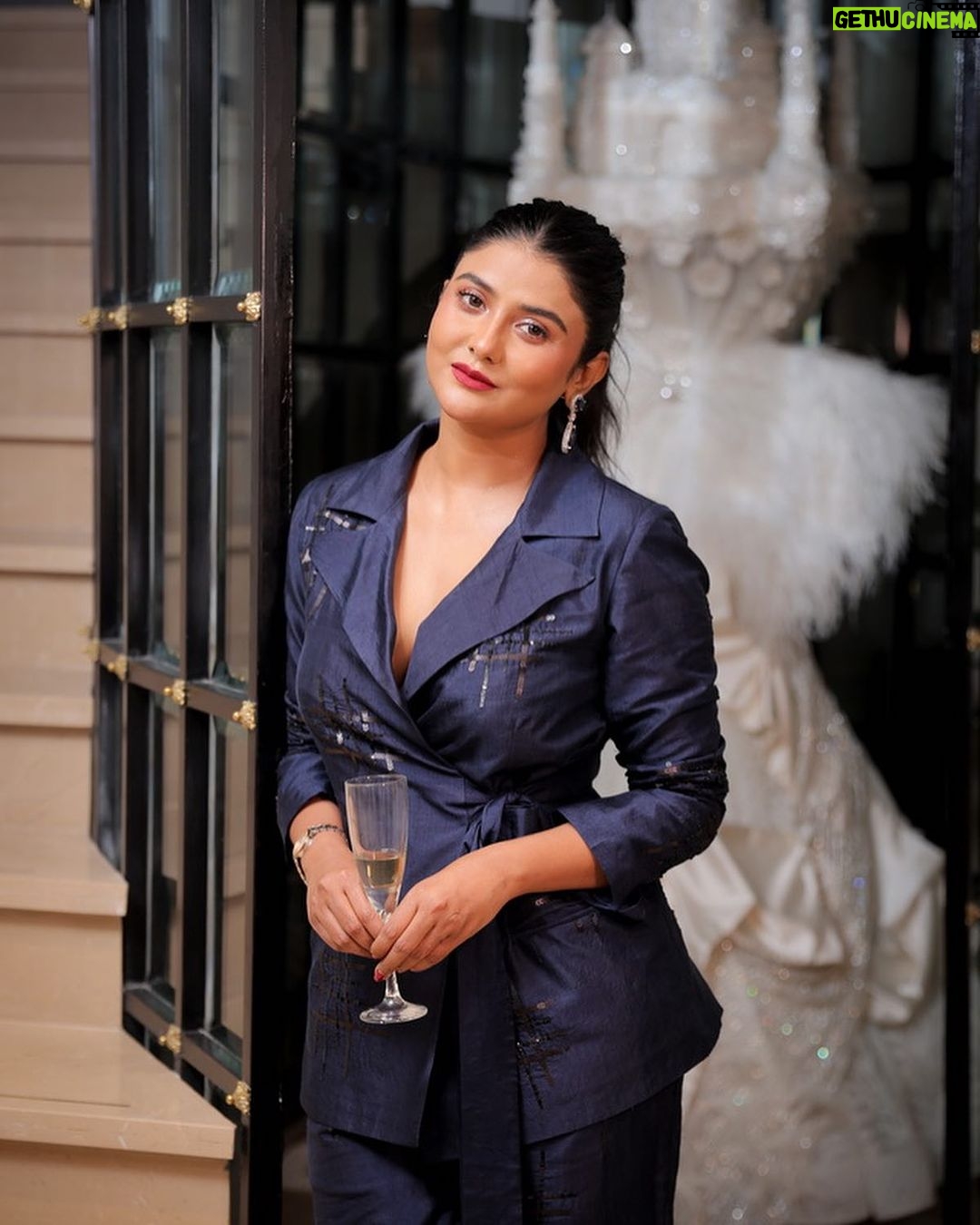 Parno Mittra Instagram - At the FSP store launch Styling : @styleographbychikkygoenka Outfit: @kavyasinghkunduofficial Jewellery: @prismjewelryofficial
