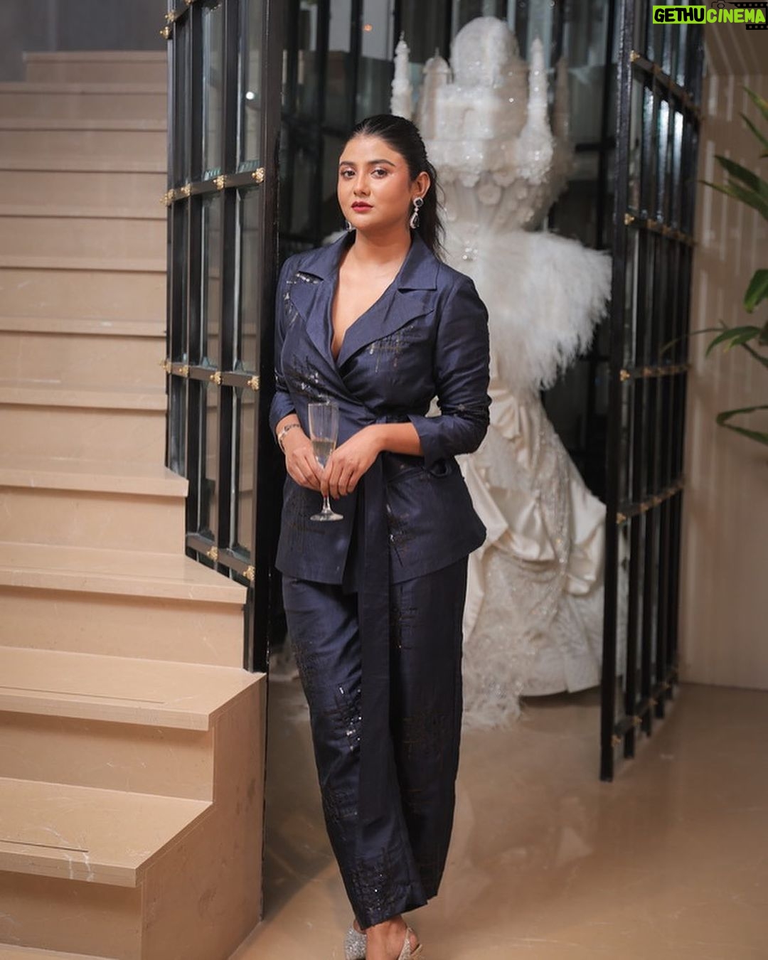 Parno Mittra Instagram - At the FSP store launch Styling : @styleographbychikkygoenka Outfit: @kavyasinghkunduofficial Jewellery: @prismjewelryofficial