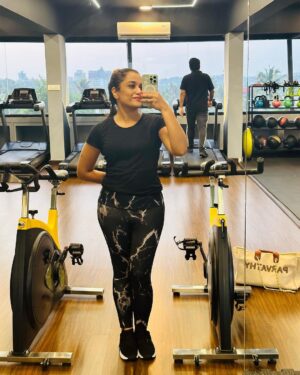 Parvathy R Krishna Instagram - First day at the gym❤️ , This pictures should be on the feed ..Thank you for the inspiration @rimitomy ..Its sure that I will achieve my goal and thats my new year resolution ,what’s your’s? 
Comment ❤️