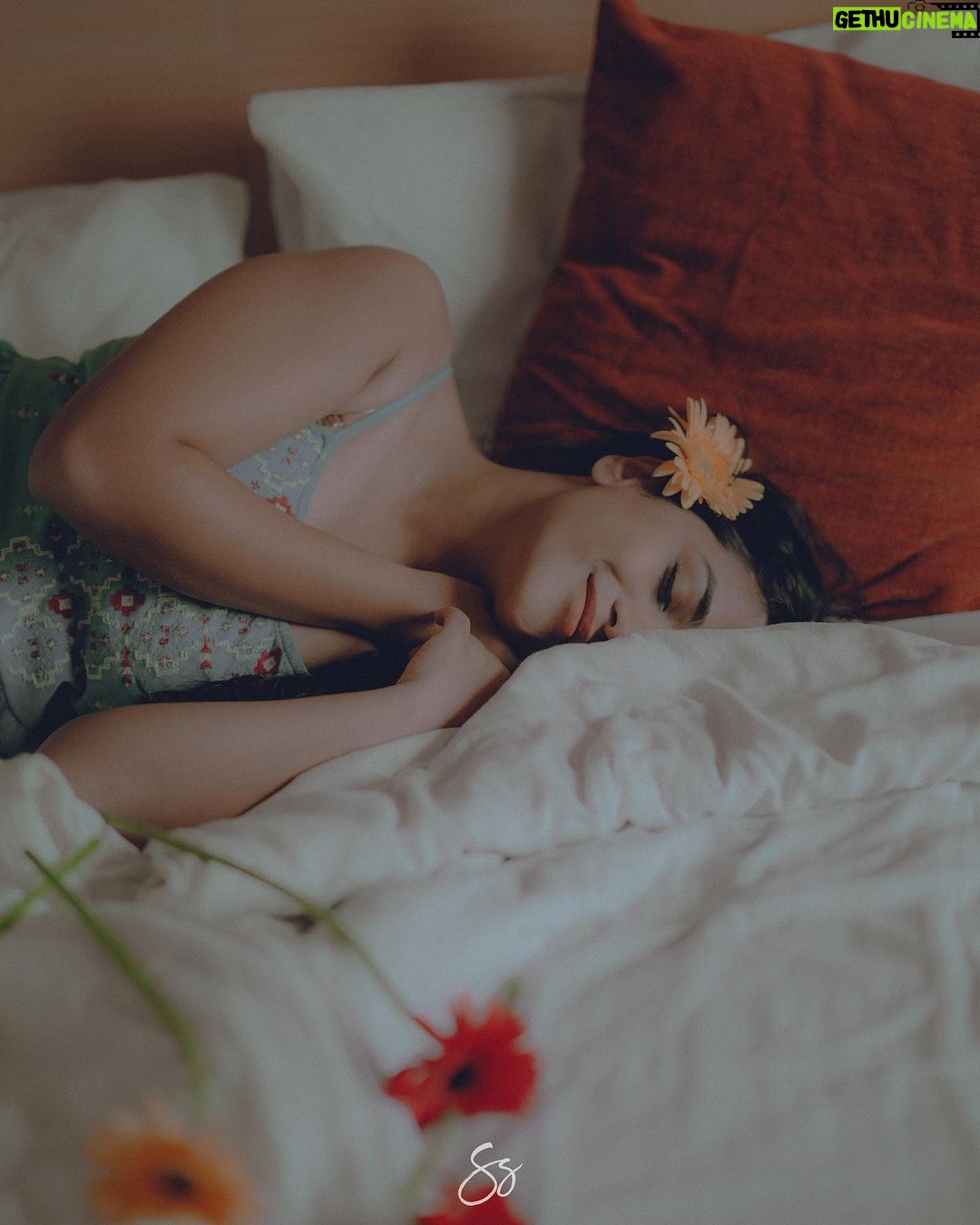 Parvathy R Krishna Instagram - A woman is like a rare flower, she blooms with the right amount of love and care πΌπΈπ πΈ : @storiesbysujith