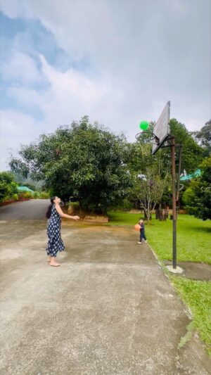 Parvathy R Krishna Instagram - അല്ലെങ്കിലും ദൈവം കഴിവുകൾ അങ്ങ് വാരിക്കോരിത്തരും … ഇതൊക്കെയെന്ത് 😋🫢
📷 : @tonyparackan 🤗🤗