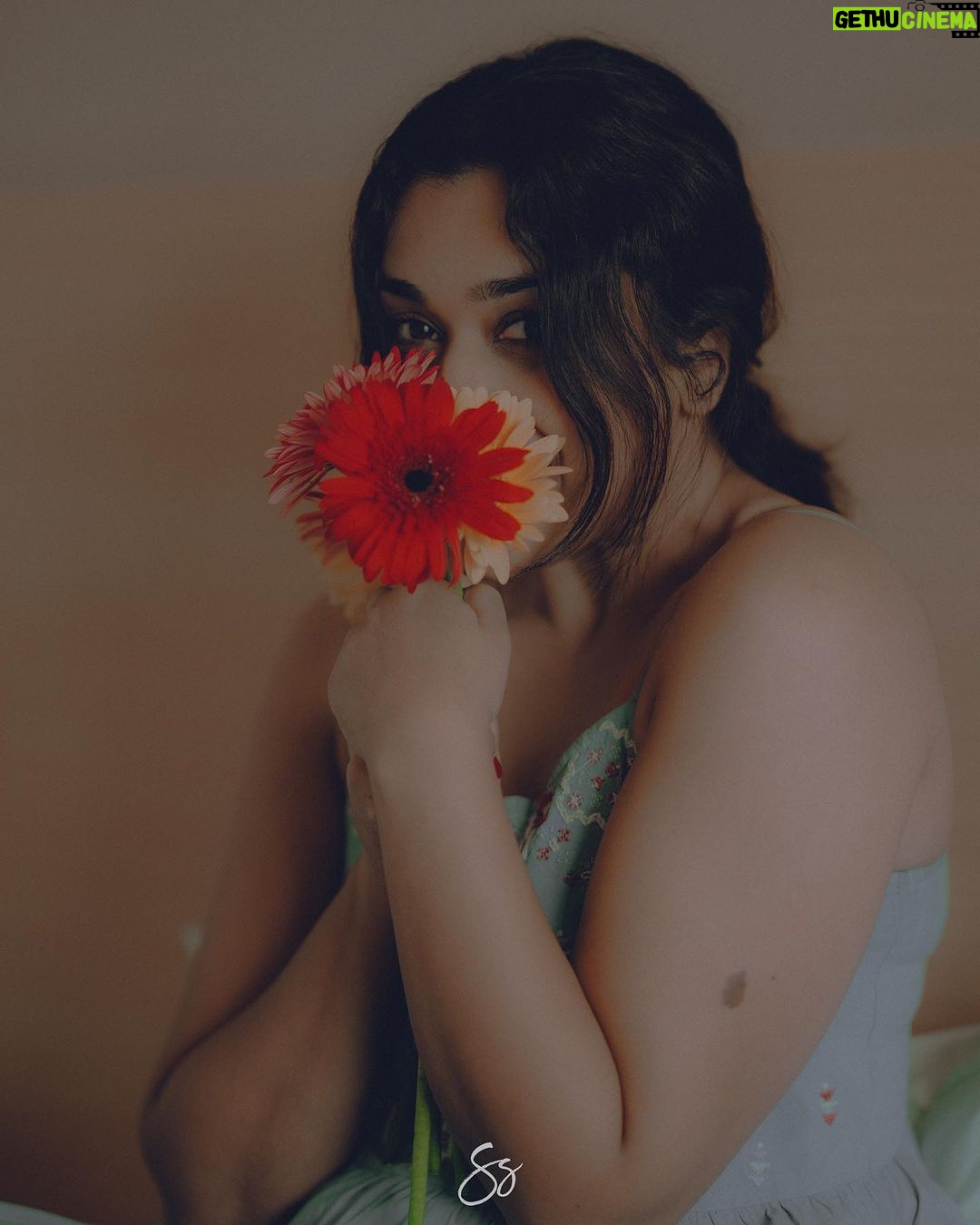 Parvathy R Krishna Instagram - A woman is like a rare flower, she blooms with the right amount of love and care πΌπΈπ πΈ : @storiesbysujith