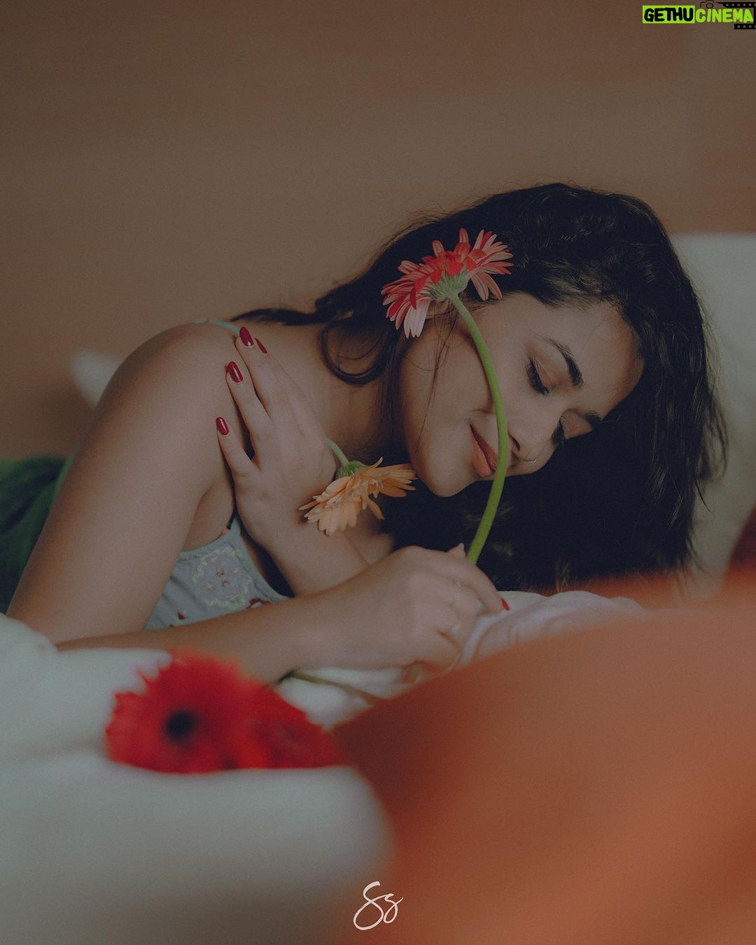 Parvathy R Krishna Instagram - A woman is like a rare flower, she blooms with the right amount of love and care πΌπΈπ πΈ : @storiesbysujith