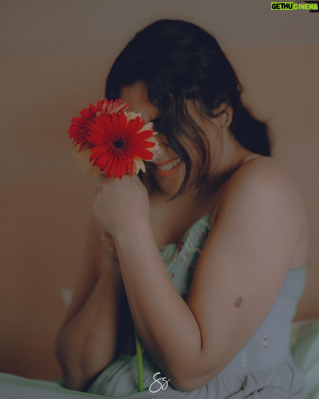 Parvathy R Krishna Instagram - A woman is like a rare flower, she blooms with the right amount of love and care πΌπΈπ πΈ : @storiesbysujith