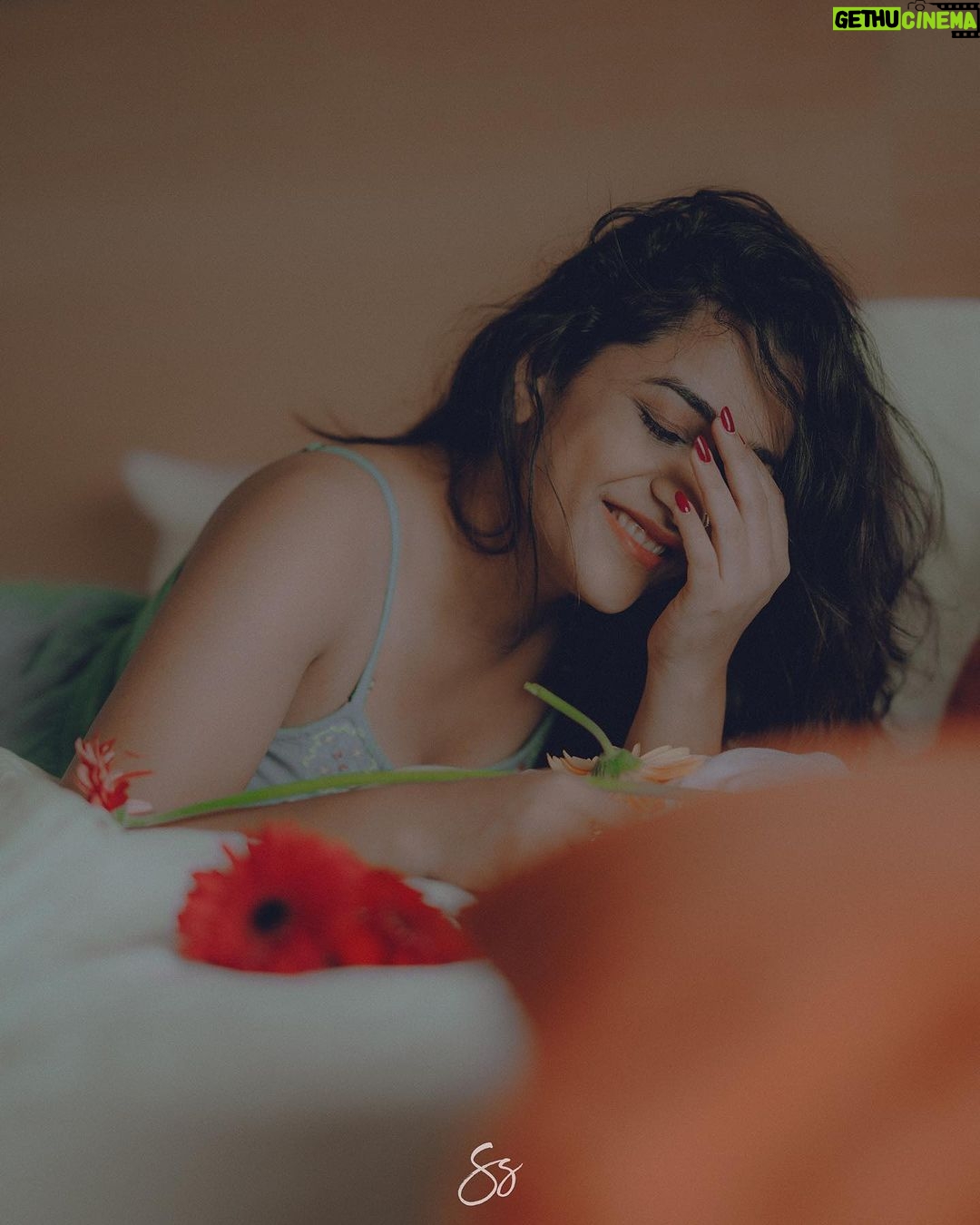 Parvathy R Krishna Instagram - A woman is like a rare flower, she blooms with the right amount of love and care πΌπΈπ πΈ : @storiesbysujith