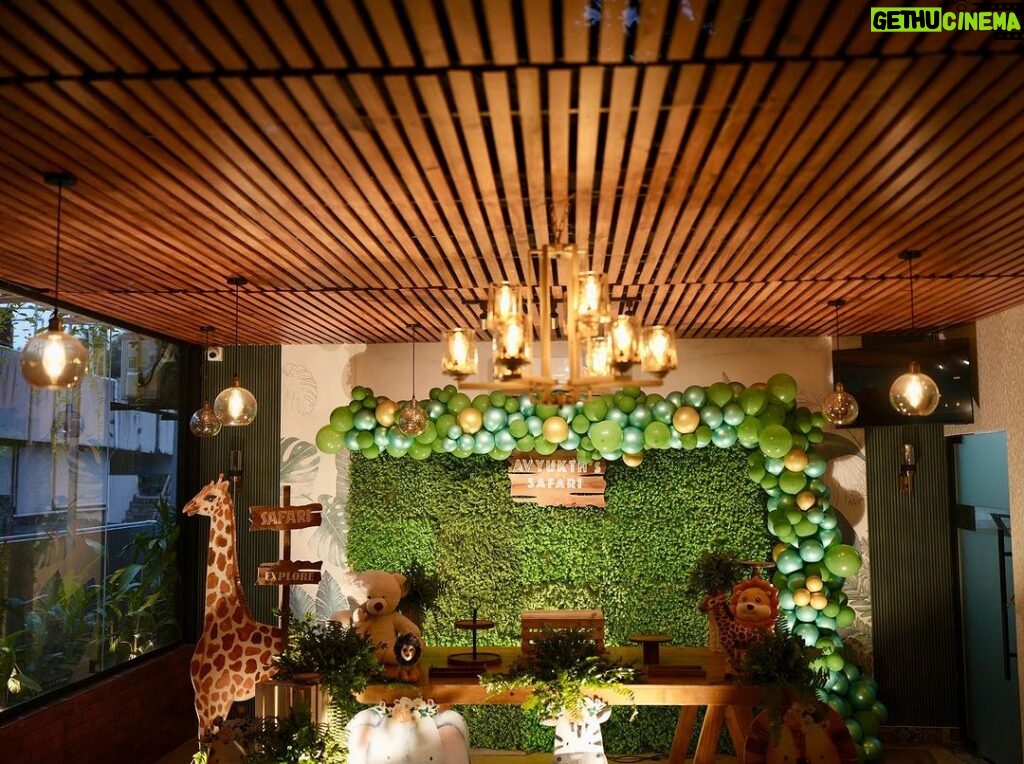 Parvathy R Krishna Instagram - ❤️Can’t thank enough @thegreindale , greeshma chechi for the amazing decor .. @cakestrylounge2020 for the yummy yummy cakes @theoliverestauranttvm for the beautiful starters and the delicious food , Ofcourse the venue though 😍😍😍