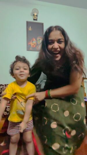 Parvathy R Krishna Instagram - Never ending love for this song ..
#kalaapakkaara with achuttan @achukuttanofficial