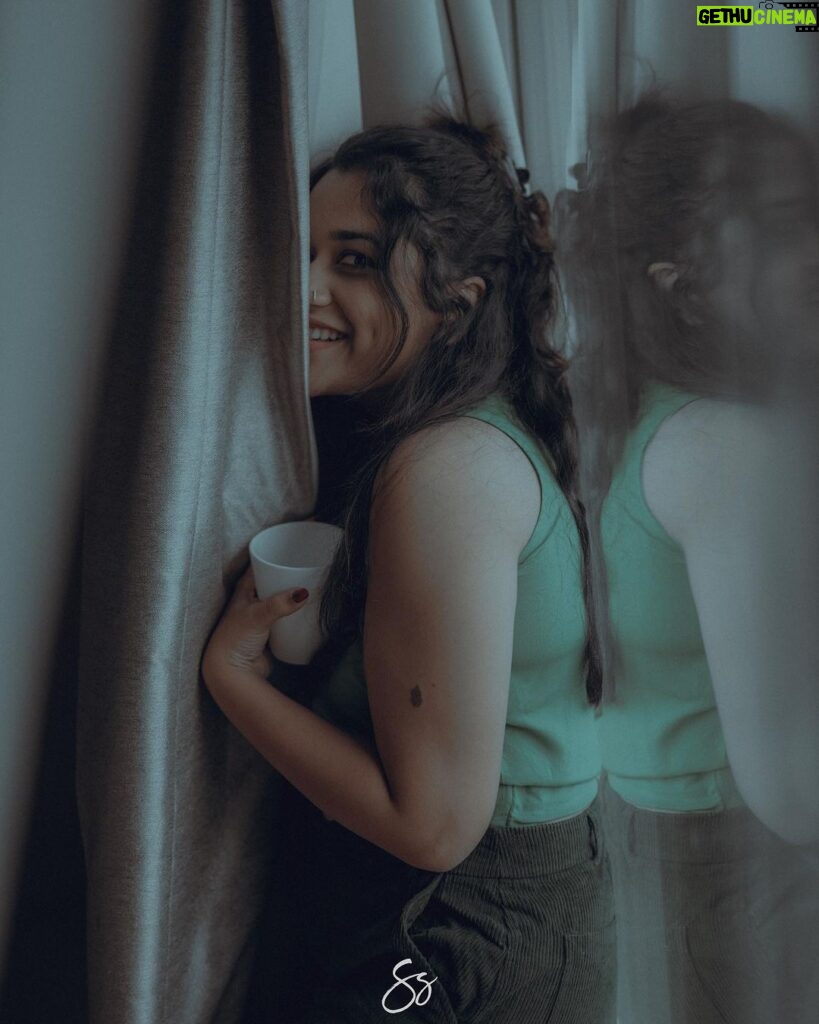 Parvathy R Krishna Instagram - Okay Boss, I know what you are feeling now ..Ok hold it and text your partner that you love them a lot ❤️❤️❤️ 📸 : @storiesbysujith
