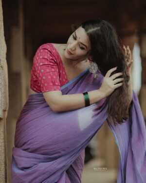 Parvathy R Krishna Instagram - When life gives you reasons to flaunt, wear a saree!

Shoot for : @aambal.everypetalisunique [They have got some unique and classy collections]
📸 : @snipercam_weddings @_stories_by_mathews__ 
@_mathews_photography