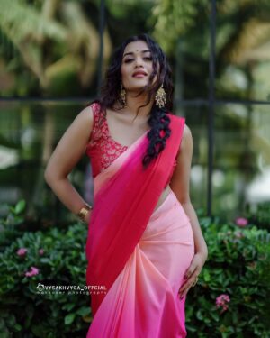 Parvathy R Krishna Instagram - Saree love ❤️💝
Outfit : @annmaria_boutique 
Accessories: @priya_anokhi_ 
Stylist : @doms.2010 
📸 : @makeover.photography 
Hair : @blakeeys_makeover 
.
.
.
.
.
.
[#ree #reels #reelsinstagram #reelkarofeelkaro #trendingreels #trending #trendalert #thamaraipoovukum ]